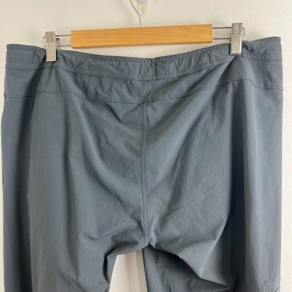 Mountain Hardwear Women's Dark Grey Capris - Picture 8 of 9